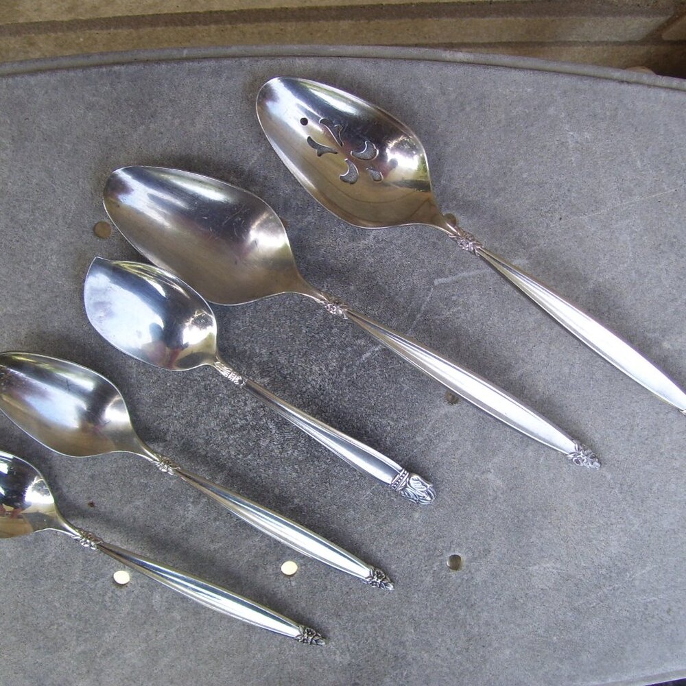 VINTAGE SILVERPLATE 1847 ROGERS - GARLAND - 3 SERVING PIECES & 2 TABLESPOONS